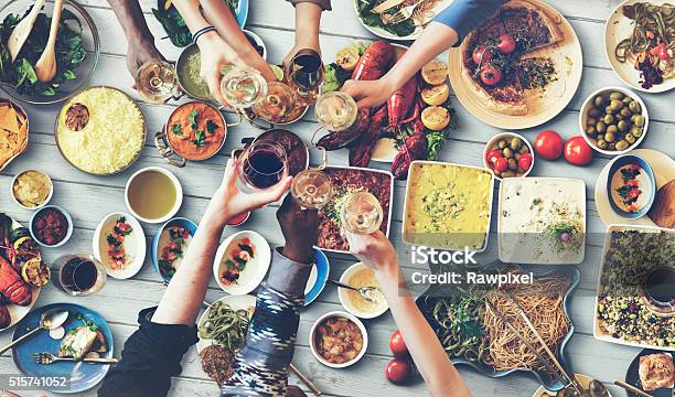 Glücklich Freunde Genießen Abendessen Essenkonzept Stockfoto und mehr Bilder von Speisen