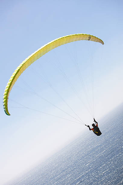 paraglider 파일럿 해양수 우뚝 - extreme sports air sport recreational pursuit ultralight 뉴스 사진 이미지