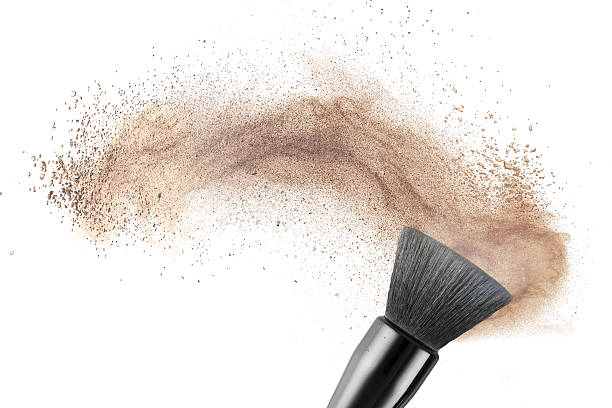 cepillo de polvo makup con base aislada - make up brush face powder make up isolated fotografías e imágenes de stock