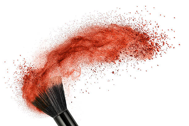 maquillaje cepillo de polvo en rojo aislado - make up brush make up eyeshadow face powder fotografías e imágenes de stock