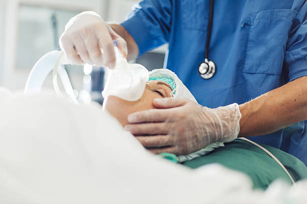 Lek znieczulający pielęgniarki w operacji pokój w szpitalu – zdjęcie