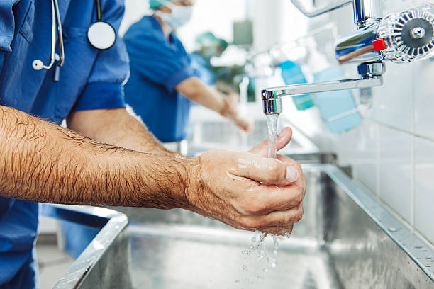 limpieza del médico en hospital - scrubbing up fotografías e imágenes de stock