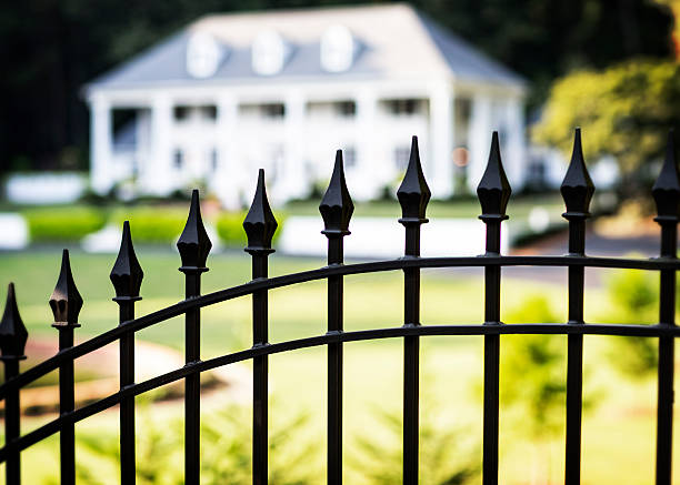 Mansion Large Georgia mansion with gates. driveway colonial style house residential structure stock pictures, royalty-free photos & images