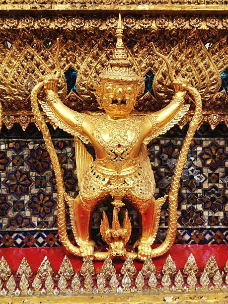 golden garuda w wat phra kaew w bangkoku, tajlandia - bangkok variation religion god zdjęcia i obrazy z banku zdjęć
