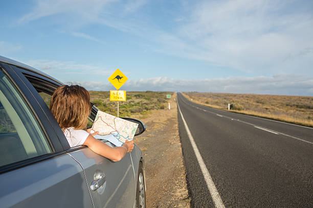 若い女性の車を道読み取りロードマップ-オーストラリア - car map car rental land vehicle ストックフォトと画像