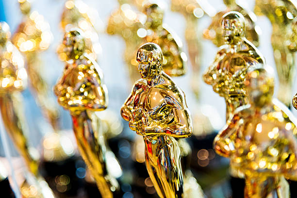 prémio de ouro estátuas clone - oscar statuette imagens e fotografias de stock