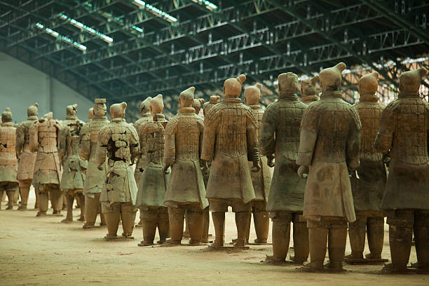 esercito di terracotta nella tomba di qin shi huang - terracotta soldiers chinese ethnicity warrior xian foto e immagini stock