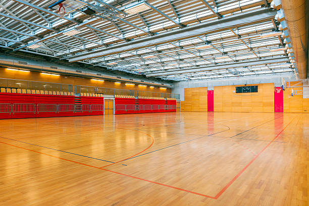 rojo sports hall with metal en el último piso - school gymnasium parquet floor sport empty fotografías e imágenes de stock