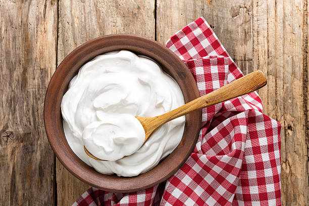 yogur - producto lácteo fotos fotografías e imágenes de stock
