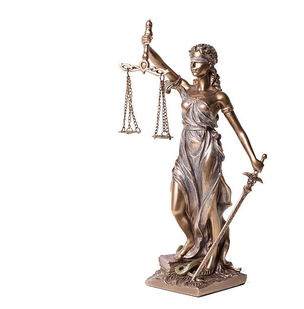 themis su sfondo bianco - justice law legal system statue foto e immagini stock