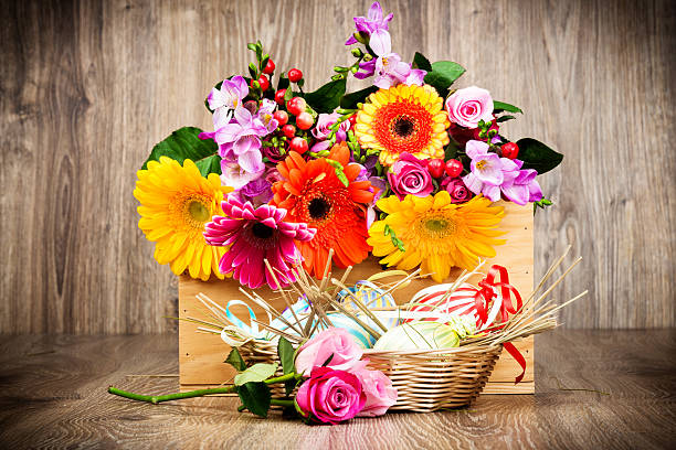 flores na caixa e ovos de páscoa - bouquet tulip greeting card gerbera daisy imagens e fotografias de stock