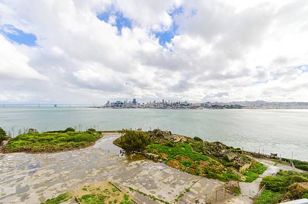 skyline von san francisco, kalifornien - san francisco county embarcadero center bay bridge built structure stock-fotos und bilder