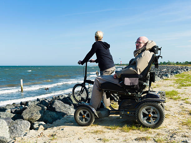 y una asistencia personal, accesible para personas con discapacidades motrices - cuadriplégico fotografías e imágenes de stock