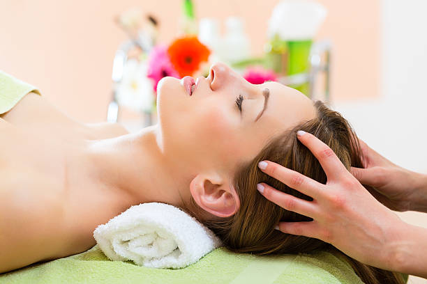 фитнес-женщина, получать массаж головы в спа-центре - spa treatment head massage health spa healthy lifestyle стоковые фото и изображения