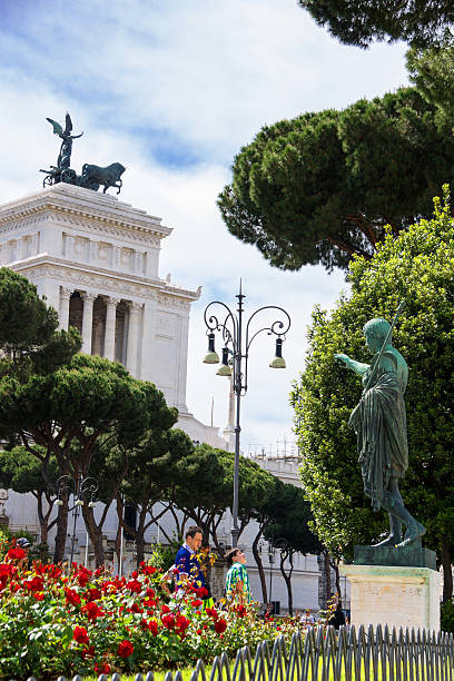 touristen in park nahe dem denkmal für victor emmanuel ii - travel outdoors tourist venice italy stock-fotos und bilder