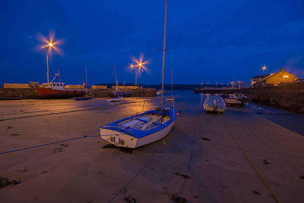 youghal quays bei nacht - republic of ireland corcaigh night photography stock-fotos und bilder