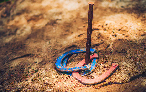 lancio dei ferri di cavallo in sabbia - horseshoe foto e immagini stock