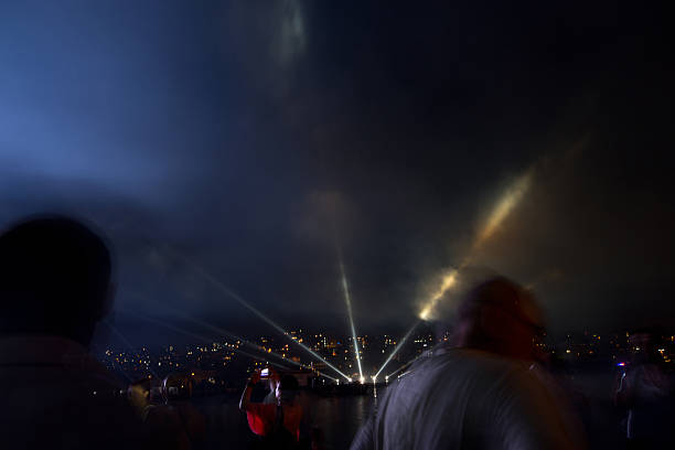 레이저 쇼 - laser firework display performance showing 뉴스 사진 이미지