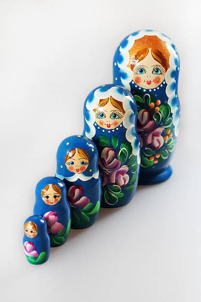 matrioshka-souvenirs da rússia - russian nesting doll babushka doll large group of objects - fotografias e filmes do acervo