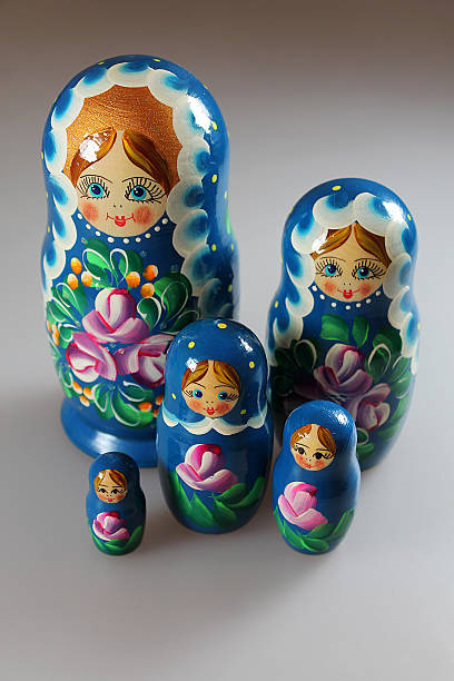 matrioshka-souvenirs da rússia - russian nesting doll babushka doll large group of objects - fotografias e filmes do acervo