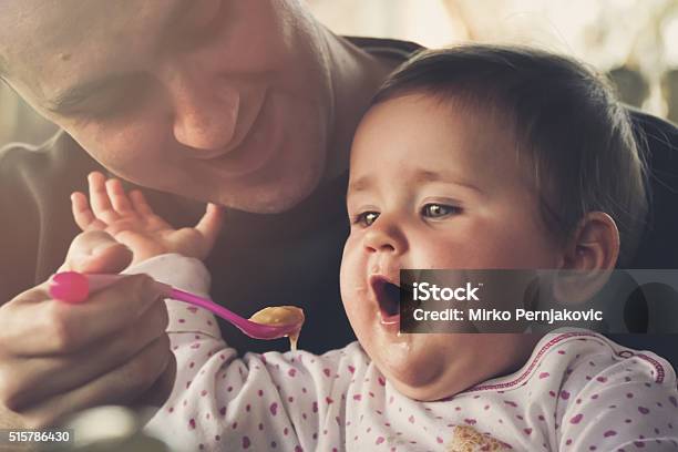 Fütterung Ein Babymädchen Mit Einem Löffelunordentlich Stockfoto und mehr Bilder von Baby