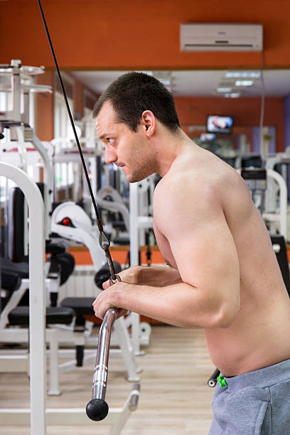 homem no ginásio - muscular build body building abdominal muscle barbell imagens e fotografias de stock