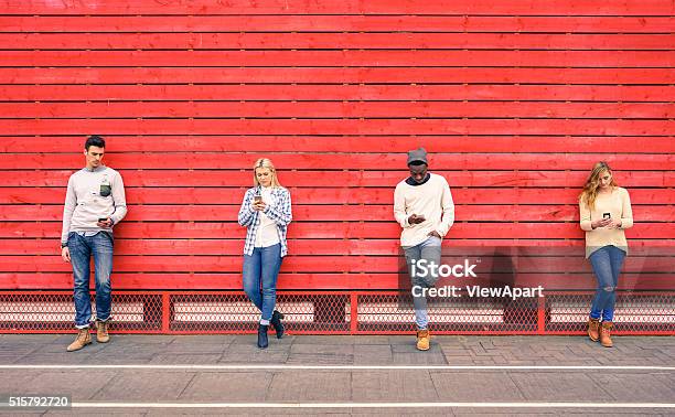 Eine Gruppe Von Rassen Freunde Mit Smartphone Im Freien Mode Stockfoto und mehr Bilder von Rot