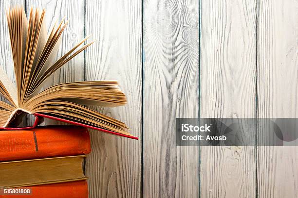 Offene Buch Hardback Bücher Auf Holztisch Zurück To School Stockfoto und mehr Bilder von Akademisches Lernen