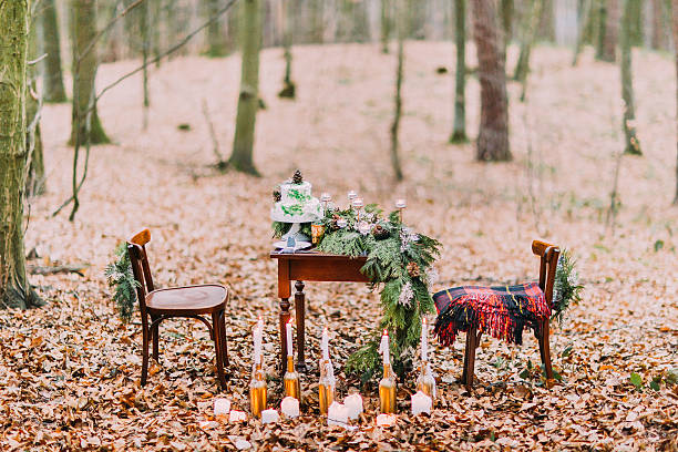 vintage mesa com bolo e velas no outono floresta de - cake yellow sweet food banquet - fotografias e filmes do acervo