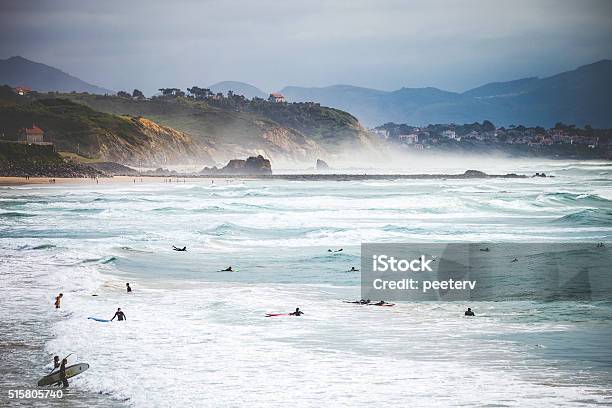 Surfistas En La Playa Biarritz Francia Foto de stock y más banco de imágenes de Biarritz - Biarritz, Surf, Francia