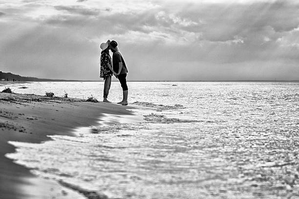 istock Kissing couple on the beach bw. 515809247