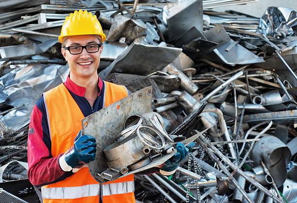 lächelnd arbeiter in metall giftmülldeponie - metal waste stock-fotos und bilder