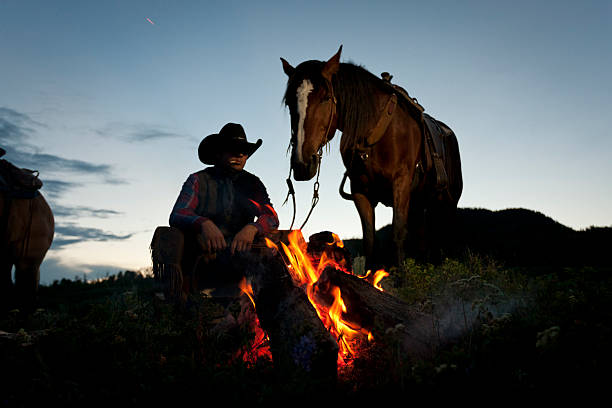 ранчо бивачный костёр - horseback riding cowboy riding recreational pursuit стоковые фото и изображения