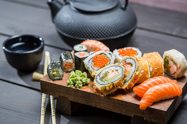 primo piano di sushi su tavola di legno - sushi sashimi salmon tuna foto e immagini stock