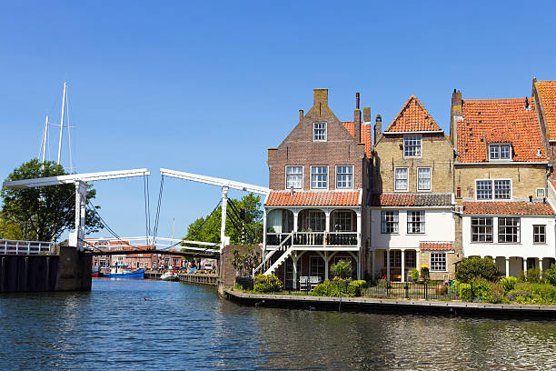 Enkhuizen - Holland Houses and a draw-bridge in Enkhuizen, The Netherlands. The city was once one of the harbour-towns of the VOC. enkhuizen stock pictures, royalty-free photos & images