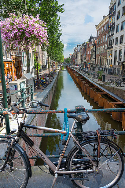 ansicht von amsterdam-brücke - editorial outdoors vertical amsterdam stock-fotos und bilder