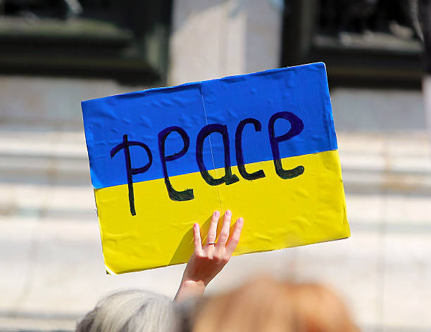 protesta manifestazione contro la guerra in ucraina - pacifism foto e immagini stock