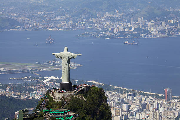 vista aérea del cristo redentor - christ the redeemer rio de janeiro brazil corcovado fotografías e imágenes de stock