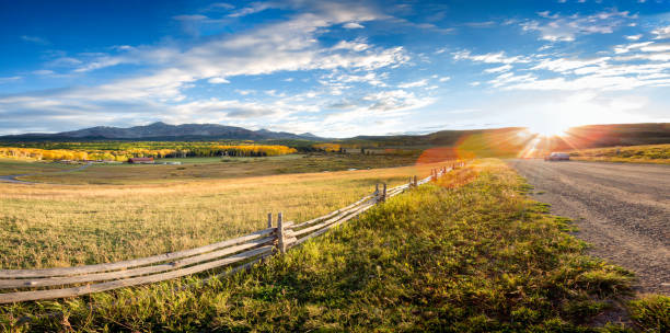 colorado mountain ranch in autunno - mountain mountain range colorado autumn foto e immagini stock