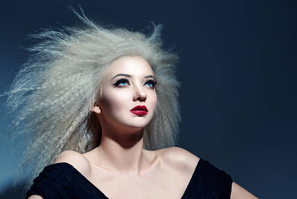 sonhos e sensação de moda - big hair blond hair frizzy women imagens e fotografias de stock