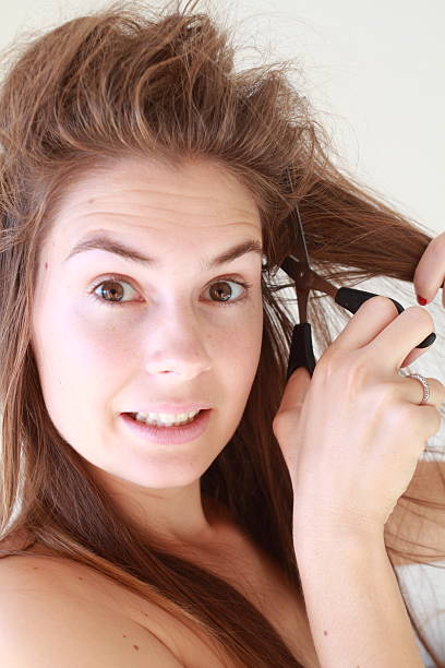 louco rapariga de corte com uma tesoura o cabelo assanhado - frizzy human hair hairdresser hair dryer imagens e fotografias de stock