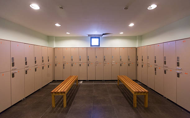 academia de ginástica no vestiário - locker room - fotografias e filmes do acervo