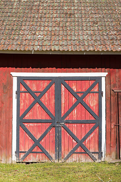 旧ドアを開け、バーン - barn red old door ストックフォトと画像