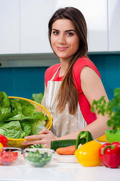 を持っているのサラダボウル - stereotypical housewife women domestic kitchen brown hair ストックフォトと画像