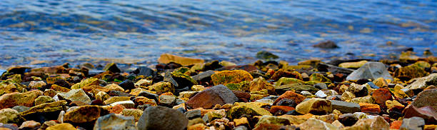 скалистые берега - stone rock river pebble стоковые фото и изображения