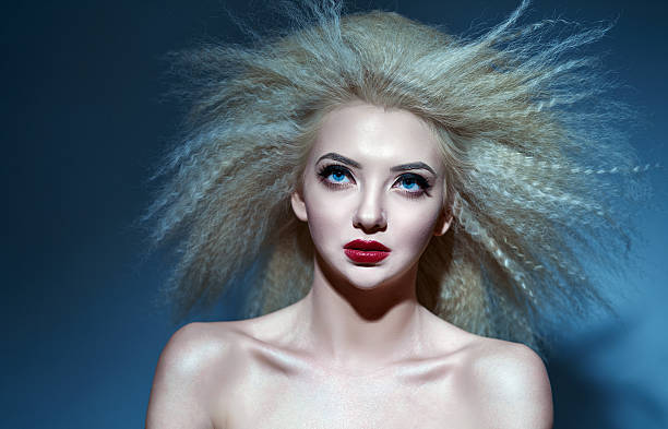 fresca e piacevole i capelli biondi donna - big hair blond hair frizzy women foto e immagini stock