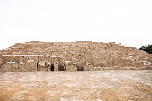 Huaca Pucllana, Lima The Huaca Pucllana, also Huaca Juliana is a great adobe and clay pyramid located in the Miraflores district of Lima, Peru huari stock pictures, royalty-free photos & images