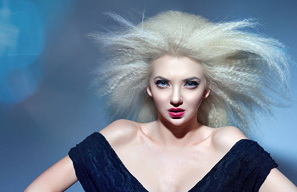 atteggiamento di fiducia alla moda donna - big hair blond hair frizzy women foto e immagini stock