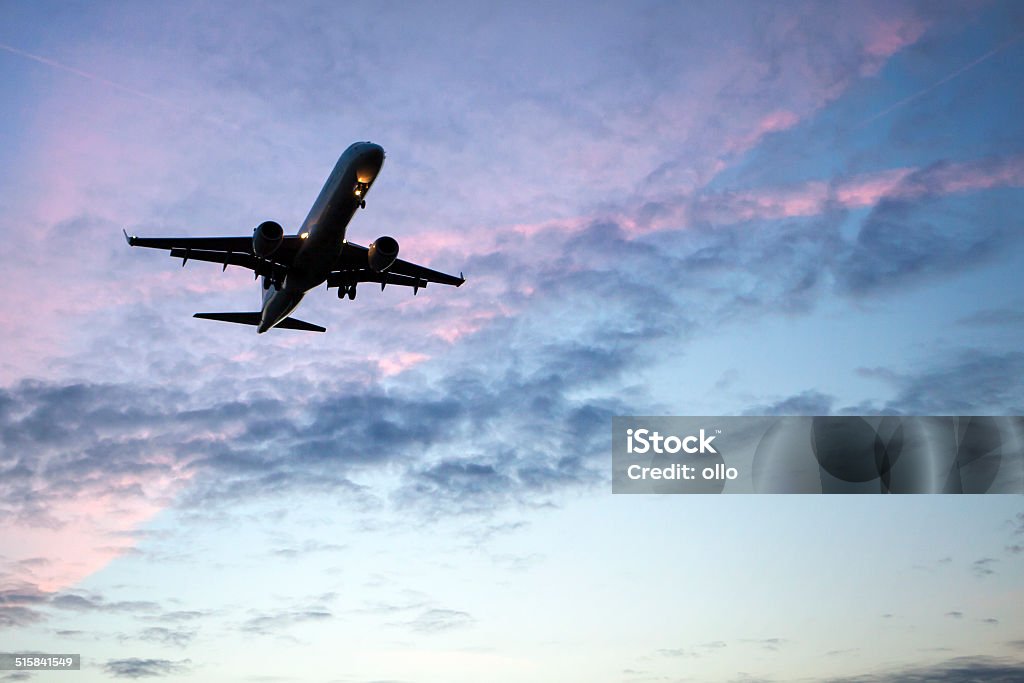 Viene avión al amanecer - Foto de stock de Aire libre libre de derechos