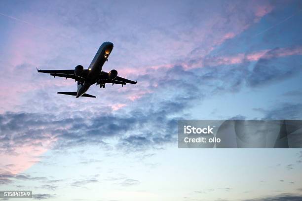 Viene Avión Al Amanecer Foto de stock y más banco de imágenes de Aire libre - Aire libre, Alemania, Amanecer